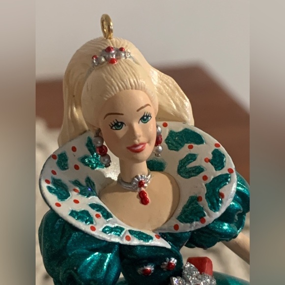 Vintage 1995 3rd in Series Holiday Barbie Mattel Hallmark Keepsake Collectible - Picture 10 of 13